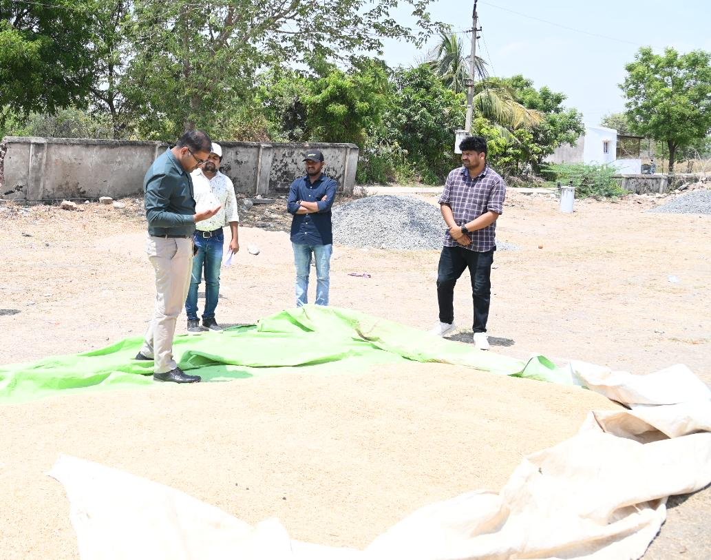 ధాన్యం లోడింగ్, అన్‌లోడింగ్ పనులు వేగవంతంగా నిర్వహించేలా చర్యలు: జిల్లా కలెక్టర్ కోయ శ్రీ హర్ష